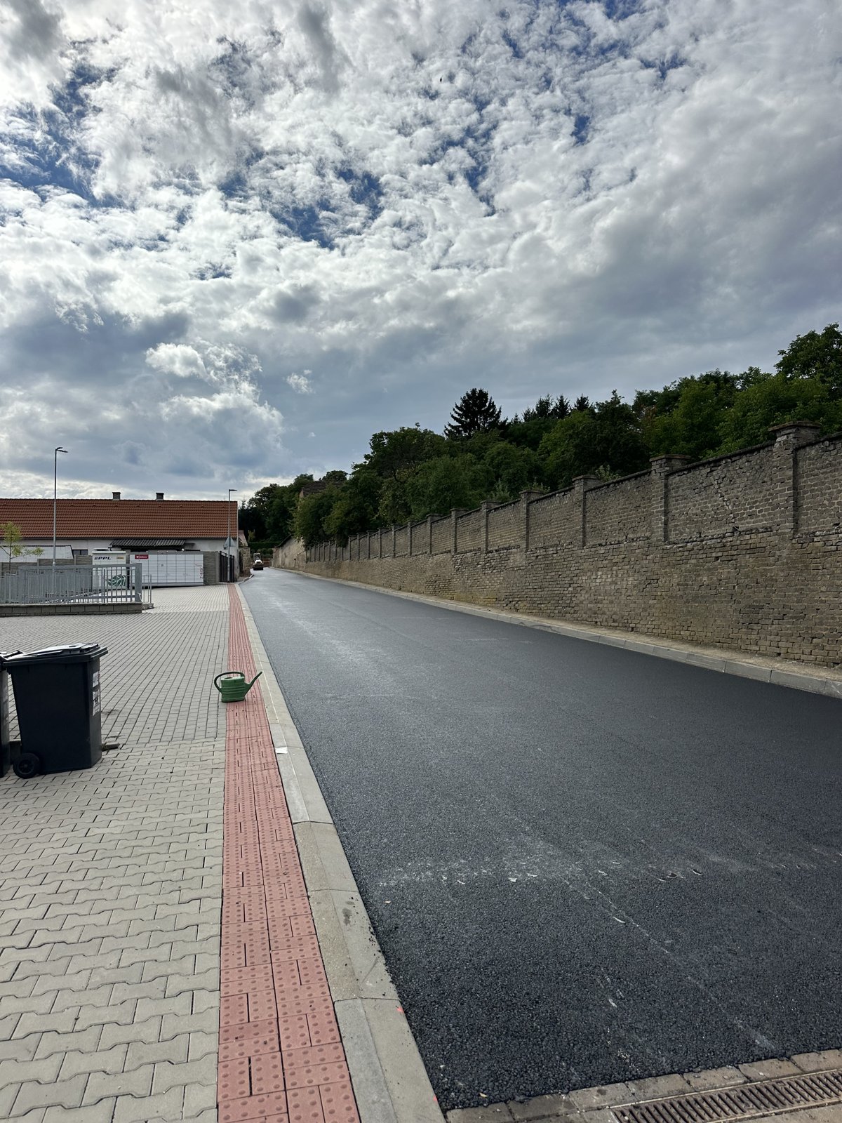 Nová silnice s chodníkem